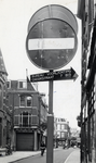 500709 Afbeelding van het verkeersbord op de hoek van de Steenweg (achtergrond) en de Choorstraat te Utrecht, met een ...